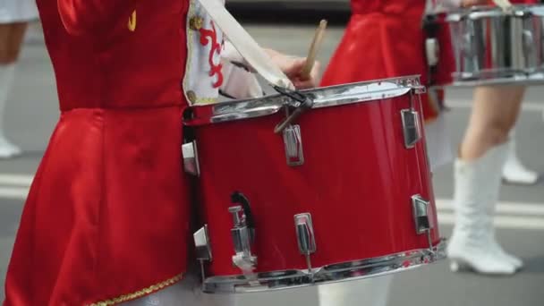 Close-up van vrouwelijke drummers handen in rood vintage uniform op de parade. Parade van majorettes — Stockvideo