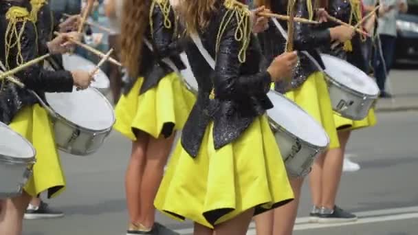 Geçit töreninde sarı siyah üniformalı genç kız davulcu. Sokak performansı. Majorette 'lerin geçit töreni — Stok video