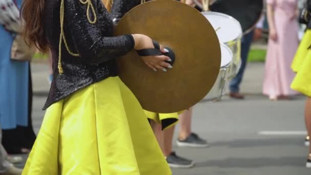 Jonge meisjes drummer bij de parade. Straatoptreden. Parade van majorettes — Stockvideo