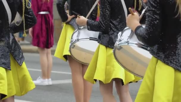 Primer plano de las manos de las bateristas femeninas en uniforme vintage negro amarillo en el desfile. Actuación callejera. Desfile de majorettes — Vídeos de Stock