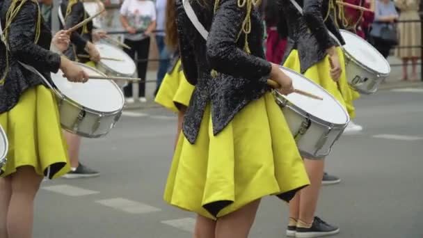 Tambor de chicas jóvenes en uniforme vintage negro amarillo en el desfile. Actuación callejera. Desfile de majorettes — Vídeos de Stock