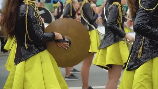 Primer plano de las manos de las bateristas femeninas en uniforme vintage negro amarillo en el desfile. Actuación callejera. Desfile de majorettes — Vídeo de stock