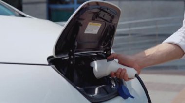 Elektrikli arabayı şarja bağlama işlemi. Yakın çekim görünümü