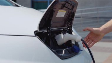Elektrikli arabayı şarj aletinden ayırma işlemi. Yakın çekim görünümü