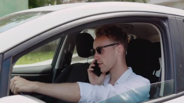 Homem encaracolado moderno elegante falando em um telefone celular. Vista exterior — Vídeo de Stock