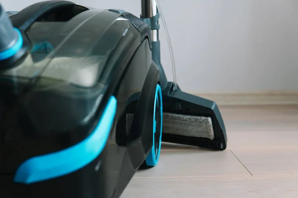 Technologies that facilitate wet cleaning. Modern household appliances. Vacuum cleaner in folded form. Front view — Stock Photo, Image