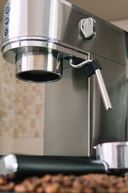 Bardaki modern kahve makinesi. Taze kahve demlemeye hazırım.