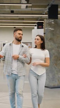 Çekici genç karı ve koca bir hırdavatçı dükkanında kol kola yürüyor, yeni daireleri için seramik fayanslar tartışıyor ve seçiyorlar, birlikte ev geliştirme planları yapıyorlar.