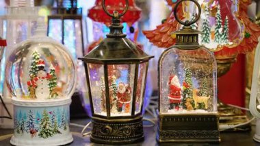 Noel Baba, kardan adam ve ren geyiği figürlerinin sergilendiği güzel kar küreleri ve fenerler bir dükkânda sihirli ve şenlikli bir tatil atmosferi yaratıyor.