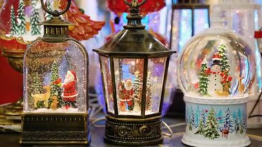 Noel Baba, ren geyiği ve neşeli bir kardan adamın olduğu ışıltılı kar küreleri ve fenerler Noel için minyatür bir kış harikalar diyarı yaratmak için içine yağar.