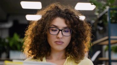 Üniversite sınıfında tek başına okuyan genç bir kız öğrenci, sınav hazırlığı ve akademik ilerleme üzerine yoğunlaşıyor.