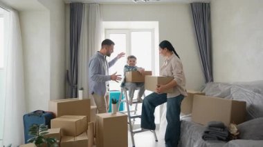 Genç ebeveynler yeni dairelerinde eşyalarını yerleştirirken bir anlaşmazlık yaşıyorlar. Stresli karı koca taşınma konusunda tartışıyor.