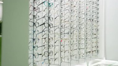 Modern bir gözlükçünün vitrininde geniş bir gözlük ve çerçeve seçimi. Profesyonel göz teçhizatı