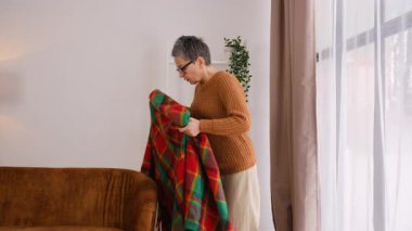 Son sınıf öğrencisi kadın kanepeye battaniye sererken sırtına keskin bir ağrı saplanıyor. Siyatikten muzdarip sağlıksız bir yetişkin.