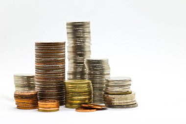 Beyaz arka planda yığınla metal ve altın sikke var. Makaleler ve tasarım için mali şablon ve yatırım fikri.