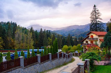 Romanya 'daki Timisul de sus' tan Postavarul dağlarının manzarası