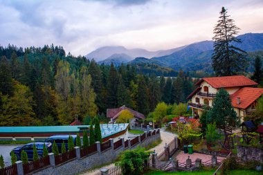 Romanya 'daki Timisul de sus' tan Postavarul dağlarının manzarası