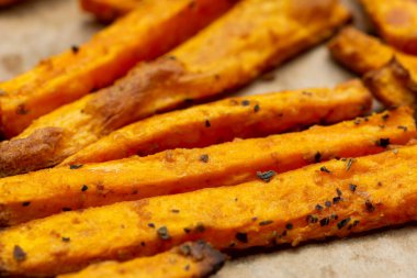 Fırında patates kızartması. 