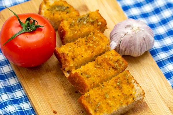 Domates aromalı lezzetli sarımsaklı ekmek.