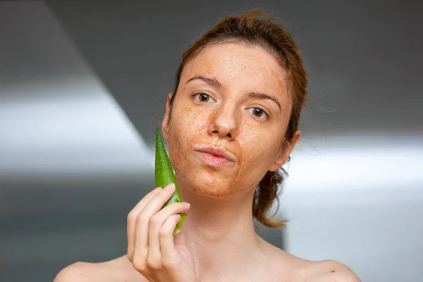 Aloe vera, bal ve tarçından yapılmış dermatit seborreica için anti-enflamatuar özellikleri için ev yapımı maske tedavisini uygulayan ve bundan keyif alan kadın model.