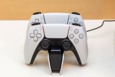 27 Şubat 2021-Bükreş, Romanya. 5. Playstation, gelişmiş, beyaz tasarım ve denetleyici ile evde bir çeşit çevreleme aracı olarak kullanılır.