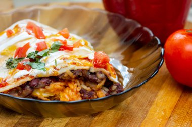 Meksika yemeğinden sulu bir burrito yakın çekim 