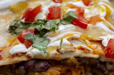 Meksika yemeğinden sulu bir burrito yakın çekim 