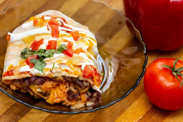 Meksika yemeğinden sulu bir burrito yakın çekim 