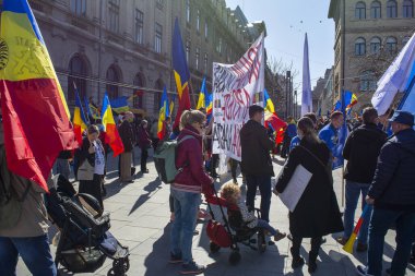 10 Nisan 2021 - Bükreş, Romanya: Covid pandemisi kısıtlamalarına ve Bakan Vlad Voiculescu 'ya karşı üniversitede protestolar.