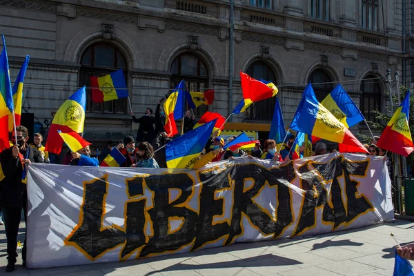 10 Nisan 2021 - Bükreş, Romanya: Covid pandemisi kısıtlamalarına ve Bakan Vlad Voiculescu 'ya karşı üniversitede protestolar.