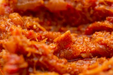 Uskumru balıklı Zacusca bir dilim ekmek.