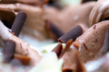 Çikolatalı Makro ve vanilyalı dondurma. 