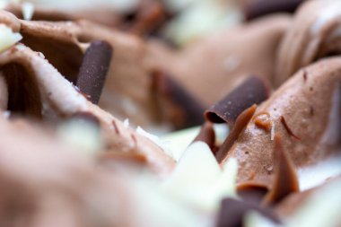 Çikolatalı Makro ve vanilyalı dondurma. 