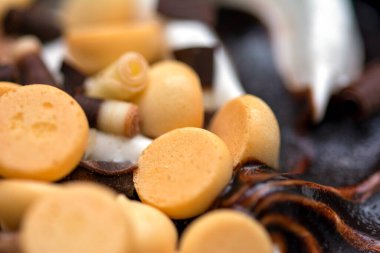 Makro vanilyalı ve çikolatalı profiterollü dondurmaya yaklaş. 