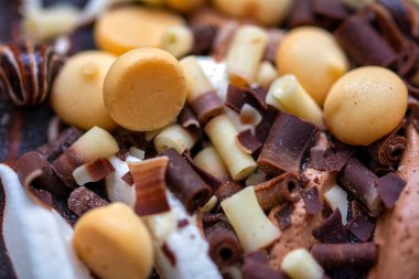 Makro vanilyalı ve çikolatalı profiterollü dondurmaya yaklaş. 