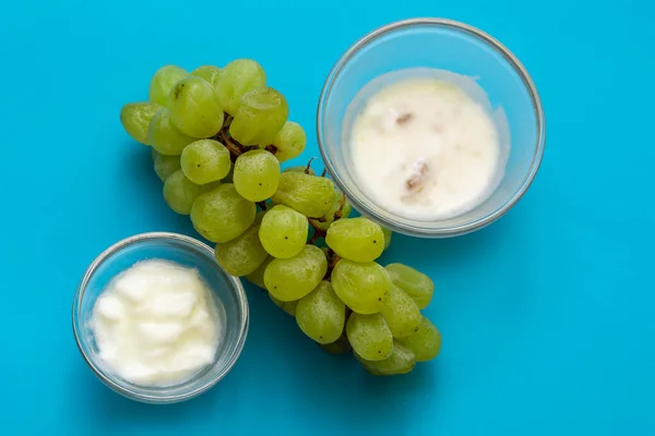Üzüm maskeli, üzümlü, yoğurtlu, doğal antioksidanlı, kırmızılık için vitaminli ve ağrıyan derili. 