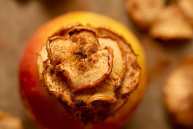 Elma parçaları tarçınlı fırında pişirildi.