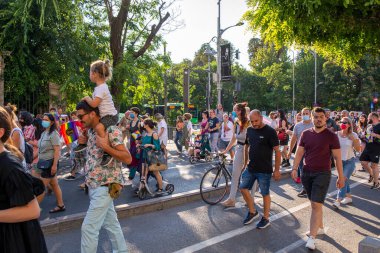 14.08.2021 Romanya - Gay Onur Yürüyüşünde Bükreş PRIDE LGBT FESTIVAL erkekleri, kızlar, homolar ve cinsiyet çeşitliliği bayrağı salladı. Bükreş 