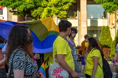 14.08.2021 Romanya - Gay Onur Yürüyüşünde Bükreş PRIDE LGBT FESTIVAL erkekleri, kızlar, homolar ve cinsiyet çeşitliliği bayrağı salladı. Bükreş 