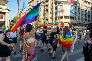 14.08.2021 Romanya - Gay Onur Yürüyüşünde Bükreş PRIDE LGBT FESTIVAL erkekleri, kızlar, homolar ve cinsiyet çeşitliliği bayrağı salladı. Bükreş 