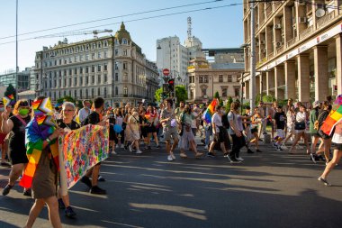 14.08.2021 Romanya - Gay Onur Yürüyüşünde Bükreş PRIDE LGBT FESTIVAL erkekleri, kızlar, homolar ve cinsiyet çeşitliliği bayrağı salladı. Bükreş 