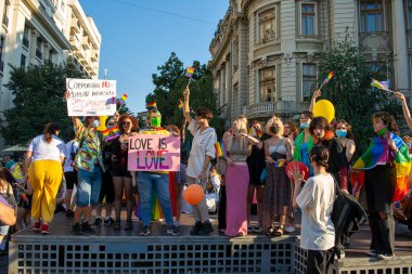 14.08.2021 Romanya - Gay Onur Yürüyüşünde Bükreş PRIDE LGBT FESTIVAL erkekleri, kızlar, homolar ve cinsiyet çeşitliliği bayrağı salladı. Bükreş 