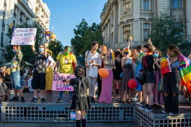 14.08.2021 Romanya - Gay Onur Yürüyüşünde Bükreş PRIDE LGBT FESTIVAL erkekleri, kızlar, homolar ve cinsiyet çeşitliliği bayrağı salladı. Bükreş 