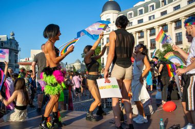 14.08.2021 Romanya - Gay Onur Yürüyüşünde Bükreş PRIDE LGBT FESTIVAL erkekleri, kızlar, homolar ve cinsiyet çeşitliliği bayrağı salladı. Bükreş 