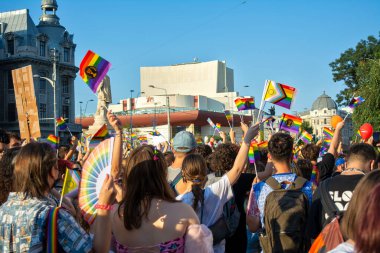 14.08.2021 Romanya - Gay Onur Yürüyüşünde Bükreş PRIDE LGBT FESTIVAL erkekleri, kızlar, homolar ve cinsiyet çeşitliliği bayrağı salladı. Bükreş 