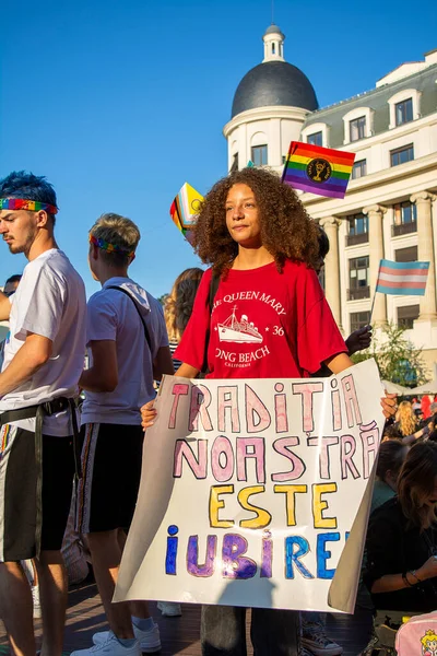14.08.2021 Romanya - Gay Onur Yürüyüşünde Bükreş PRIDE LGBT FESTIVAL erkekleri, kızlar, homolar ve cinsiyet çeşitliliği bayrağı salladı. Bükreş 