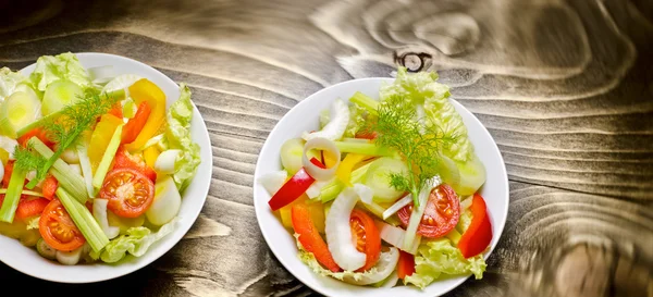 Frisch zubereiteter Gemüsesalat - gesunde Mahlzeit — Stockfoto