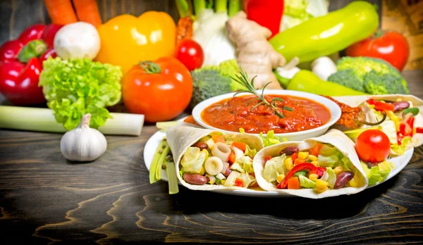 Мексиканский салат в тортилье — стоковое фото