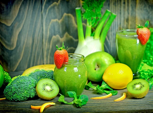 Healthy refreshing drink - green smoothie — Stock Photo, Image