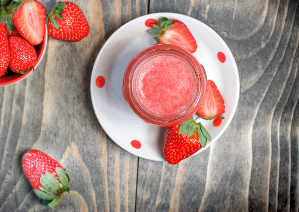 Jordgubbe smoothie - jordgubb saft (hälsosam dryck) — Stockfoto